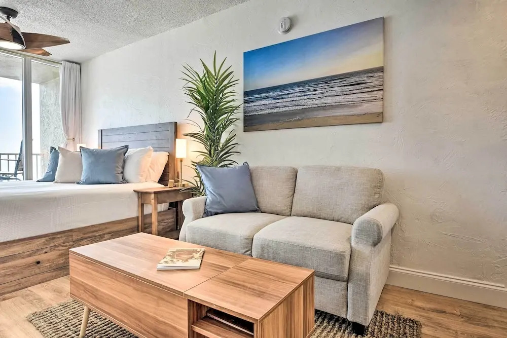 Oceanfront, Fourth-floor Condo on Daytona Beach!