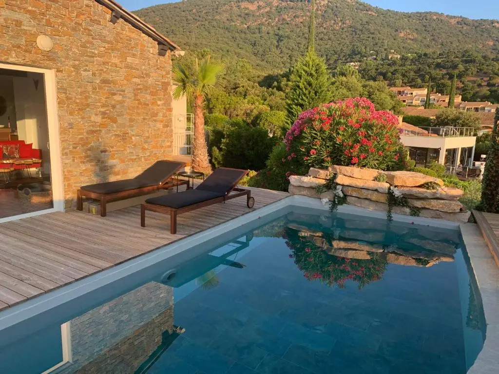 VILLA PERLA SAINT-TROPEZ CAVALAIRE-SUR-MER, 3-5 chambres, vue mer, piscine chauffée