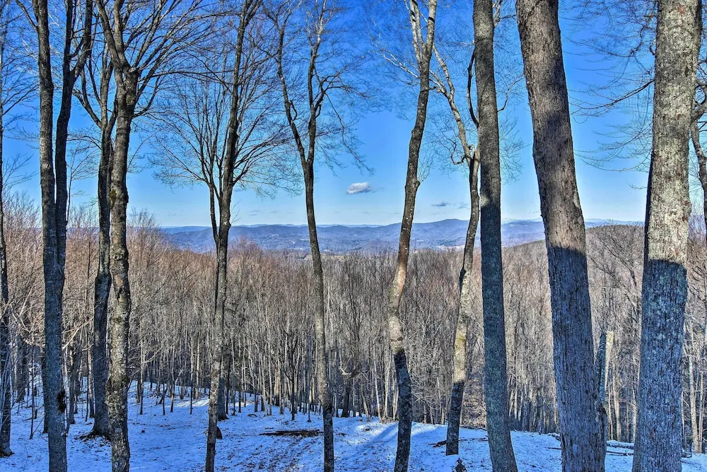Hot Tub & Scenic Views: Beech Mountain Retreat