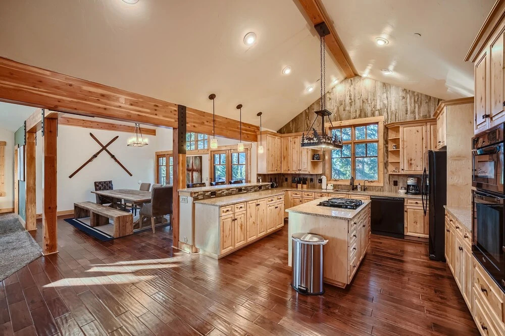 Peaks Paradise 4 Bedroom Home by RedAwning