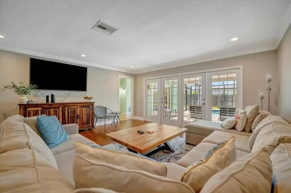 The Crown House 4b Pool Home 6 Mins to IR Beach