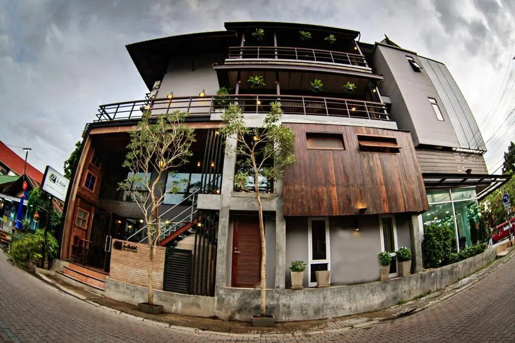 The Arak Bed Bar and Hostel
