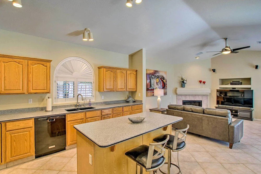 Chandler Retreat w/ Pool, Hot Tub & Grill!