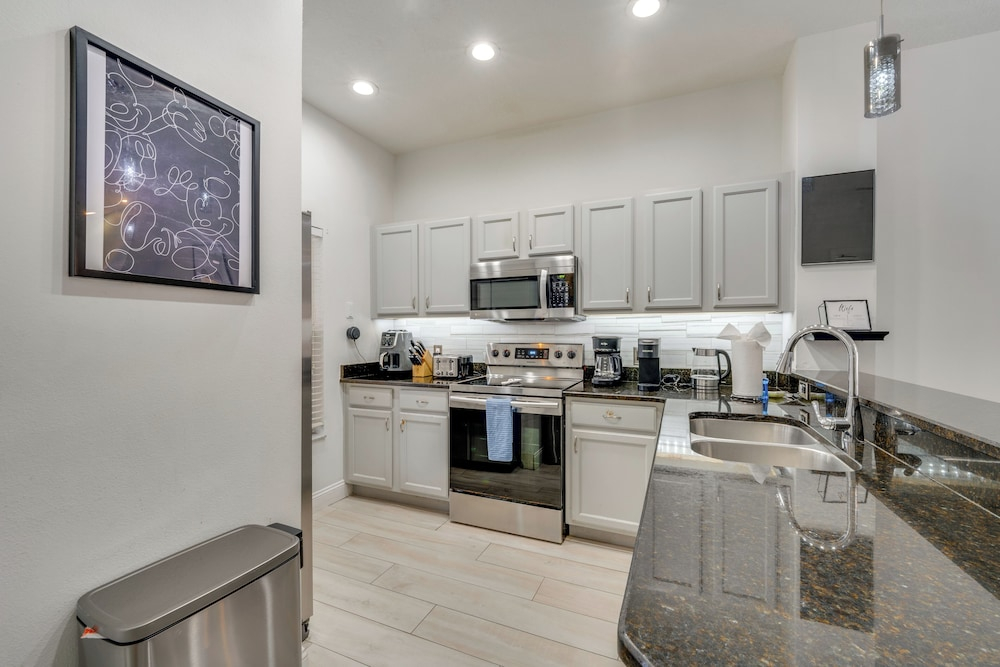 4 Mi to Disney: Family Home w/ Private Pool!