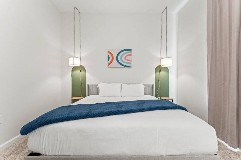 Riviere 3BR Apartment Stylish King Family Pets Friendly Pool & Gym Near Epic Universe