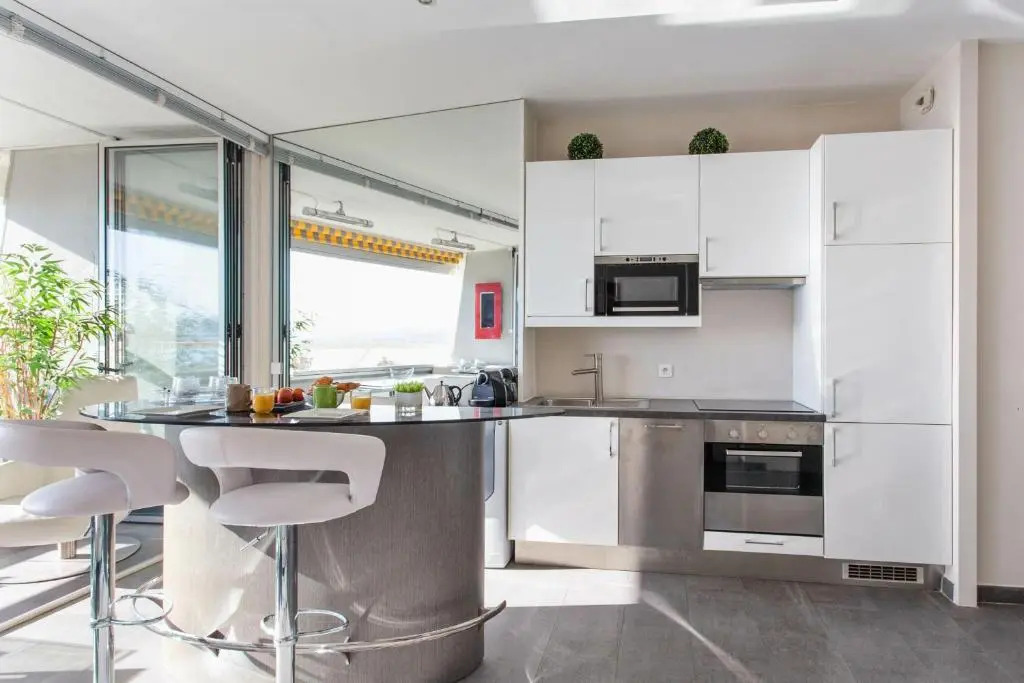 Nice & bright studio with veranda & parking in Villeneuve-Loubet - Welkeys