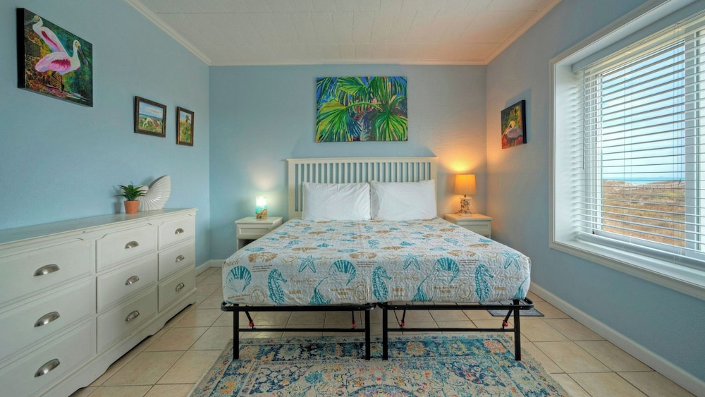 Sleeps 18 2 Beachfront Condos, Pool, Pickleball Courts Island Retreat