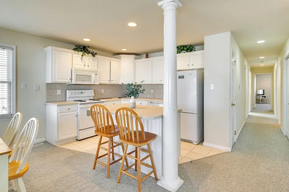 Walk to Beach: Wildwood Apt w/ Balcony!