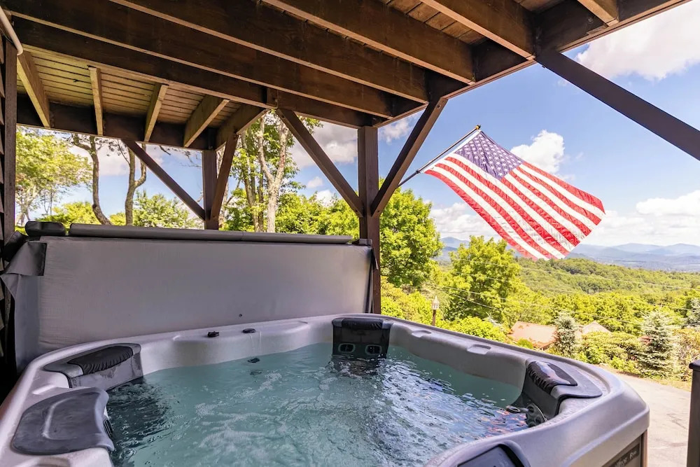 Chipmunk View Lodge - Amazing Views, hot Tub, and Manmade Waterfall