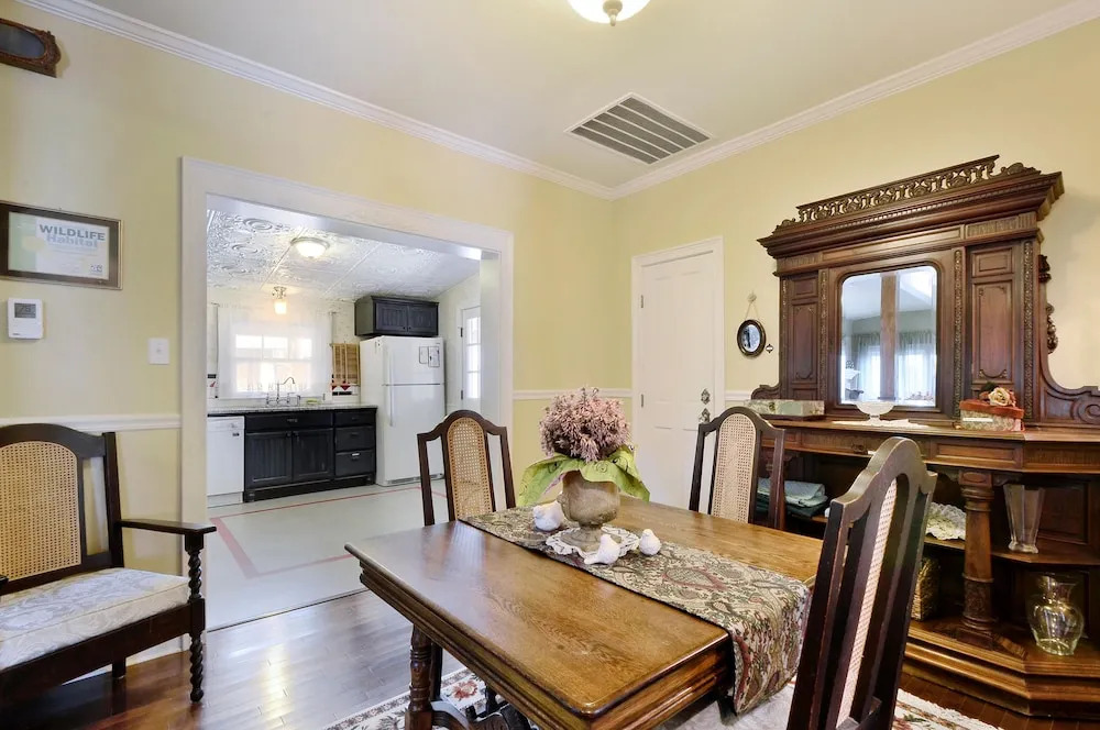 2BR 2BA Remodeled South Austin Cottage by RedAwning