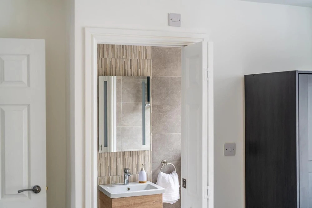 Stylish & Sleek 3BD Home Including Guest House in Southall