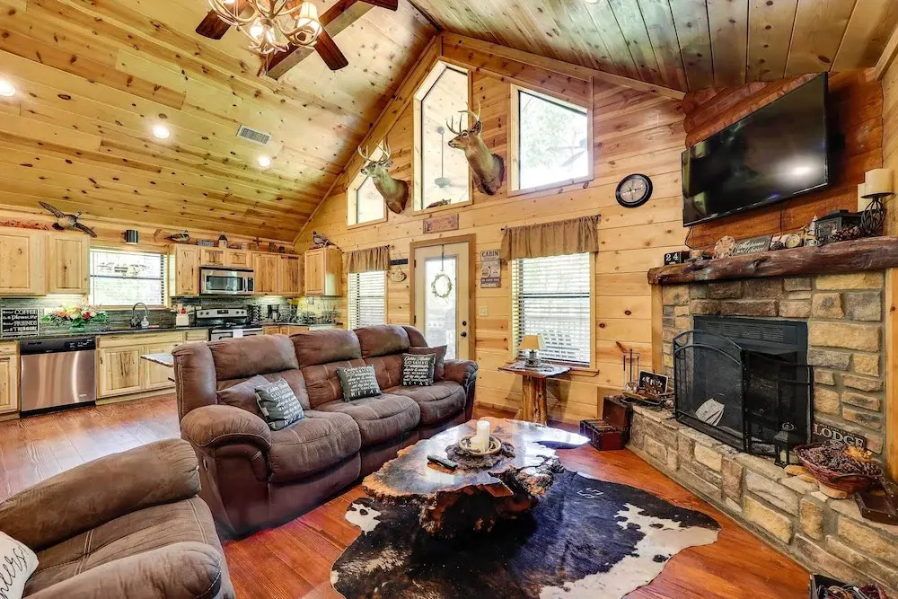 Pet-Friendly Broken Bow Cabin w/ Fire Pit