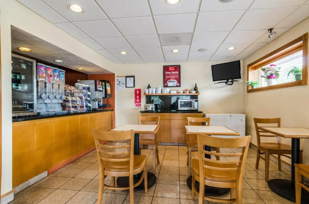 Econolodge Inn & Suites