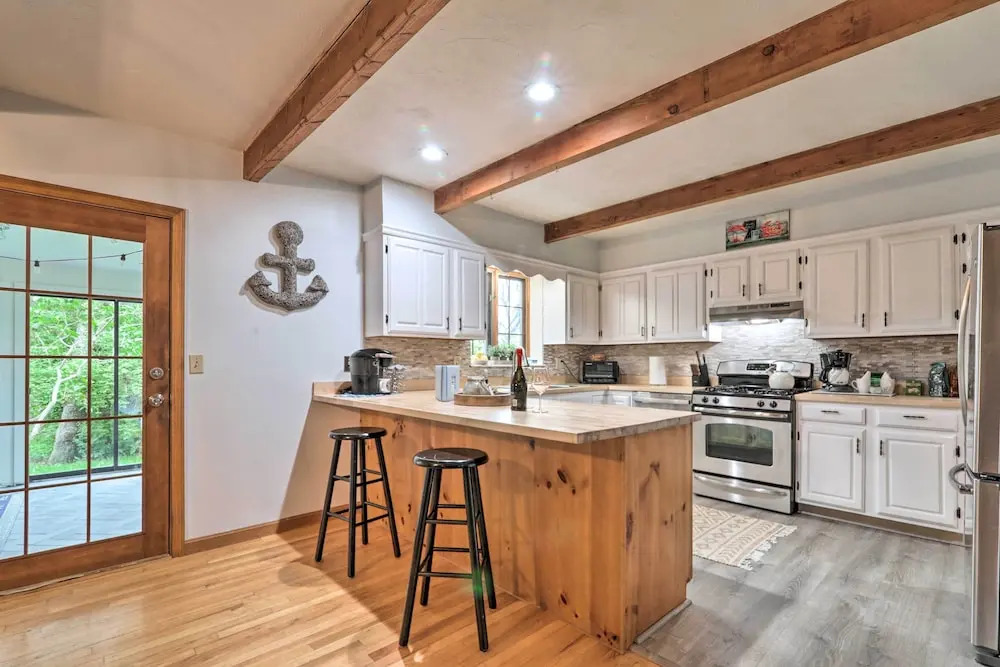 Walk to Main Street: Cozy Cottage in Hyannis