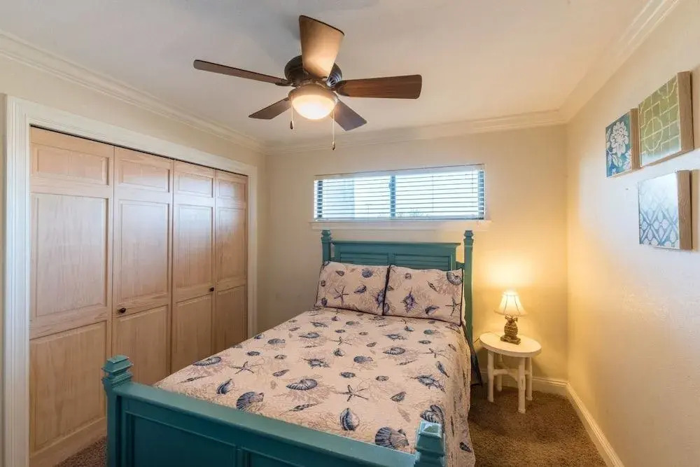 AquaVista East 301 - 3 Br condo by RedAwning