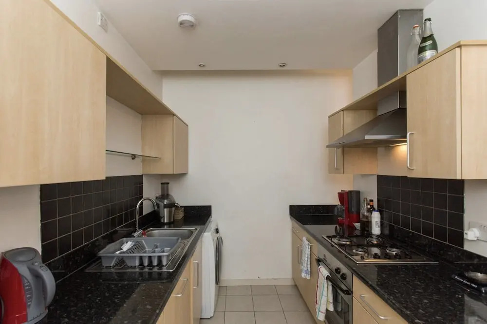 Bright & Spacious 2 Bed w/ Terrace near City Centre