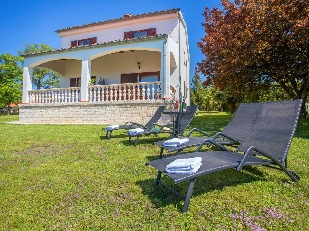 Lovely villa with a large garden, a private pool and panoramic view