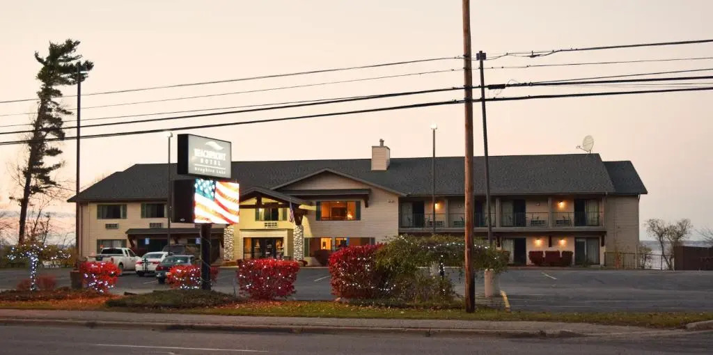 Beachfront Hotel Houghton Lake