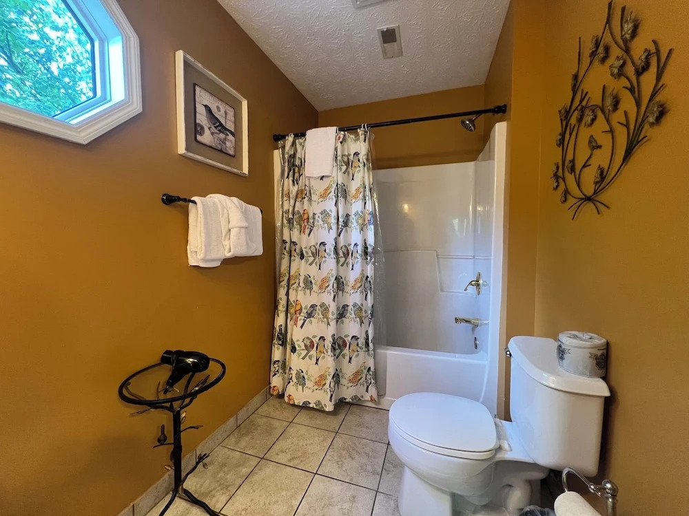 Secluded Cabin for 10 in Chalet Village and Hot Tub