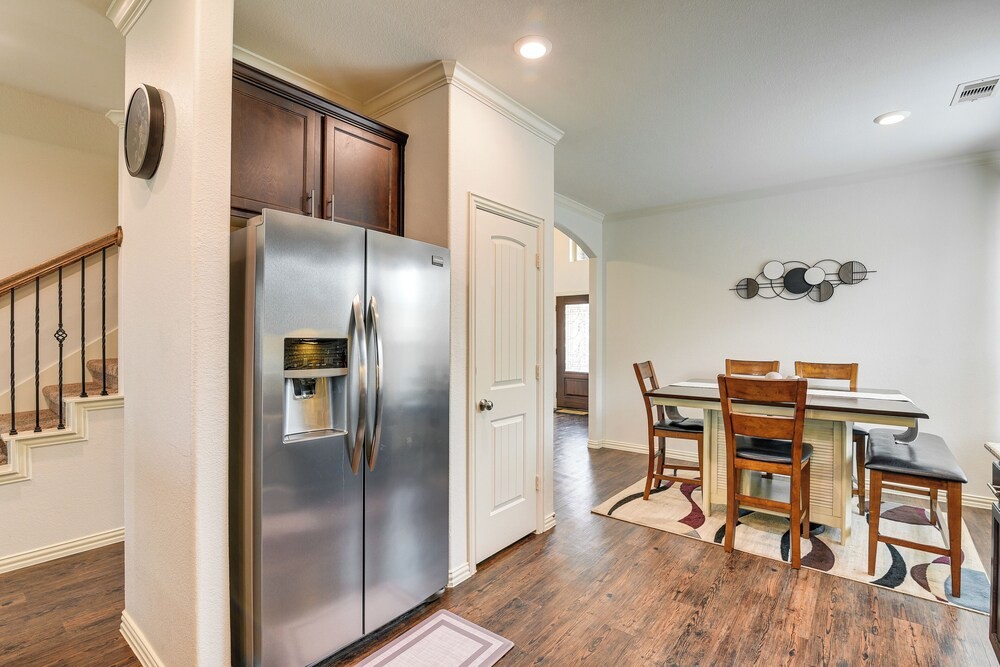 22 Mi to Dtwn Houston: Spacious Baytown Home!