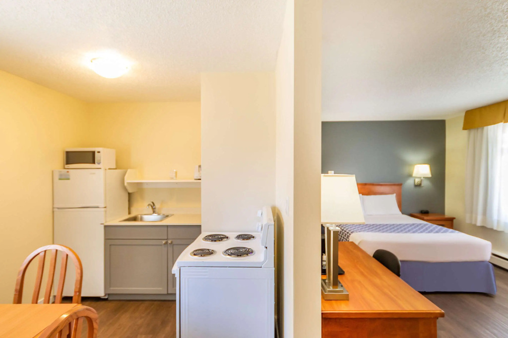 Econo Lodge Inn & Suites University