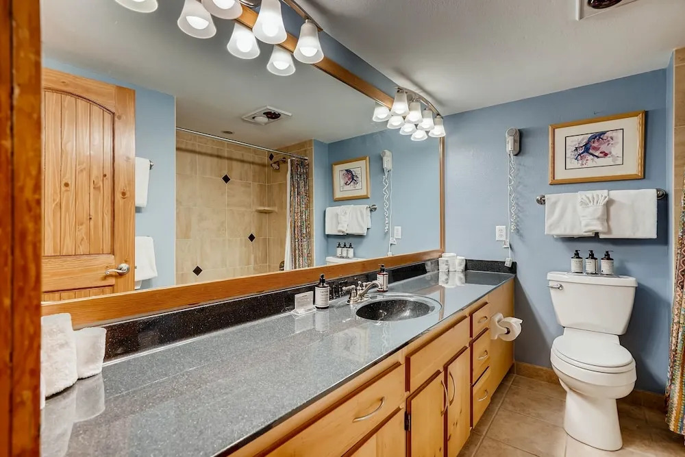 Spacious Remodel, 4br, Minutes To Conf Center & Slopes! 4 Bedroom Condo by RedAwning