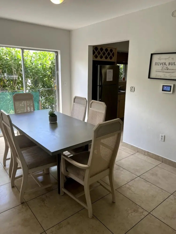 Abundant 3BD Home King Bed Free Parking Wi-fi