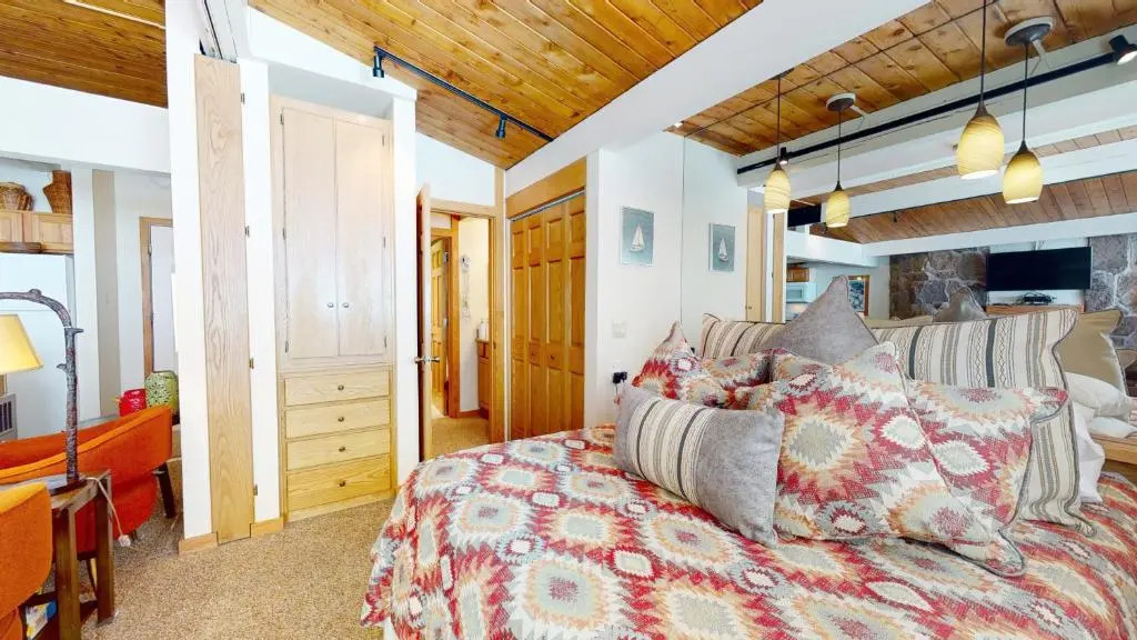Laurelwood Condominiums Studio Premier Unit 415