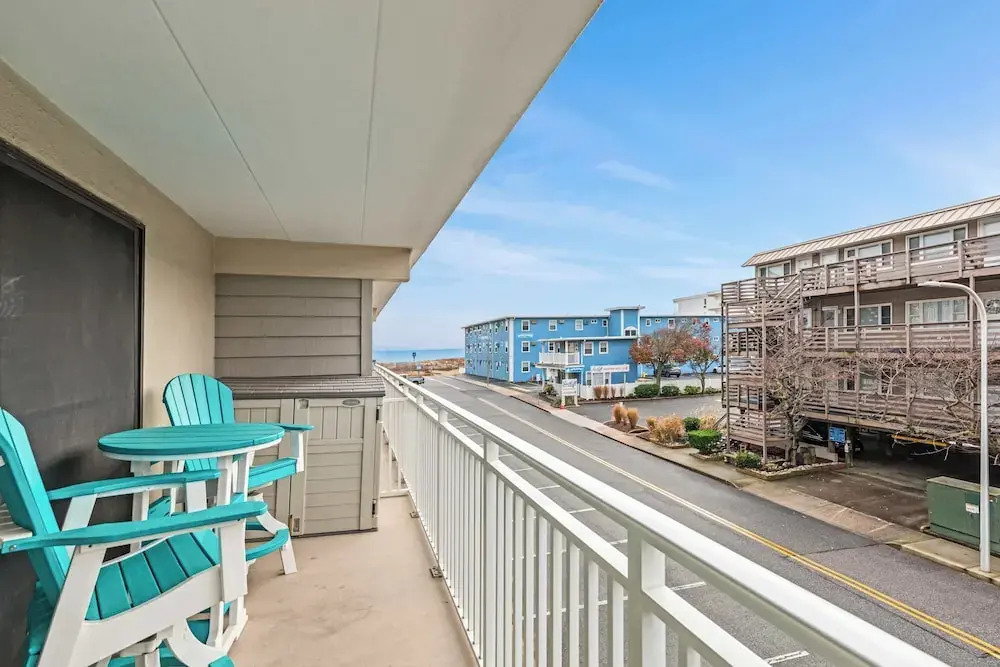 Salty Sands 4 208 2BR Ocean-block Condo, Balcony, Beach Gear & Parking