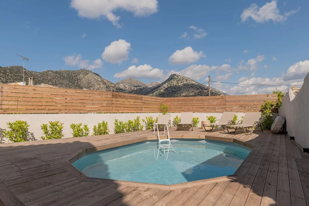 Antama Living, Luxe Stonehouse with Pool & BBQ