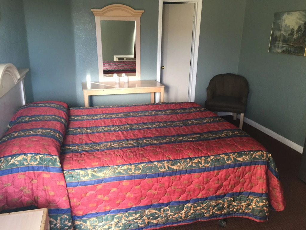 Deluxe Inn