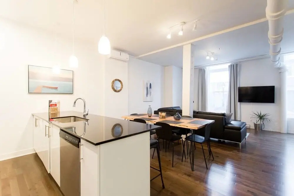 Amazing Plateau Loft Steps Away From Mount-royal