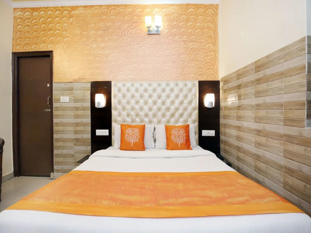 OYO 12155 Hotel Awdesh Inn