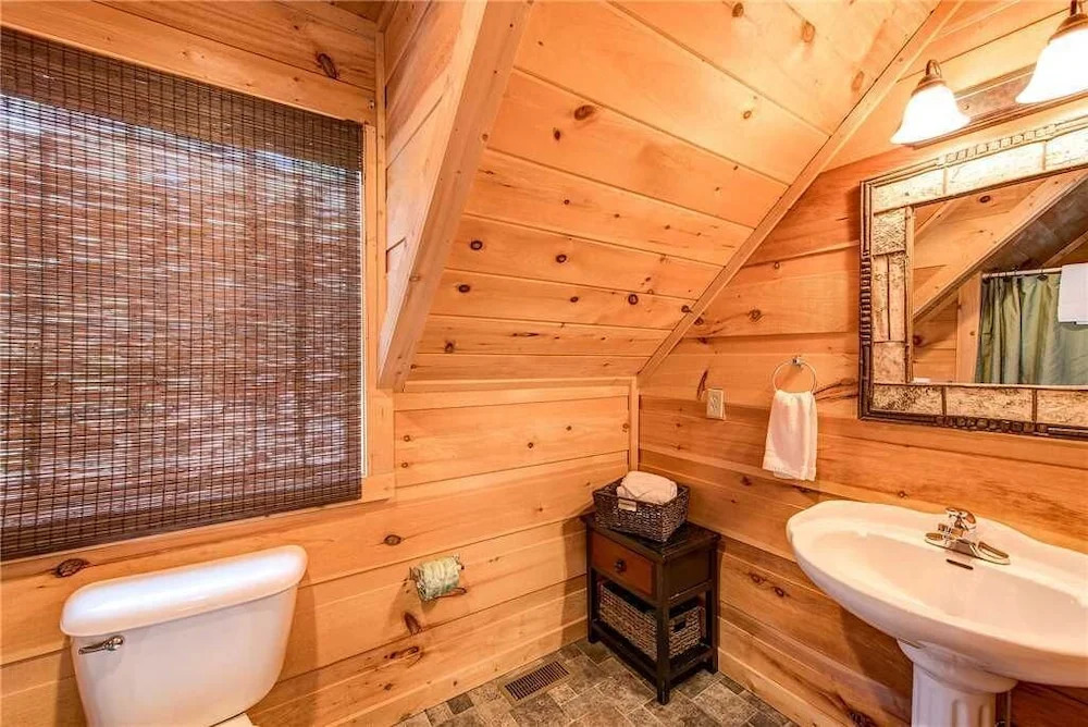 Bear Pause 4 Bedroom Home with Hot Tub