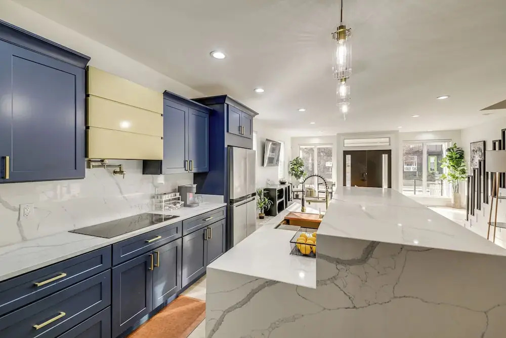 Home Theater + Rooftop Deck! Fountain Sq Stunner