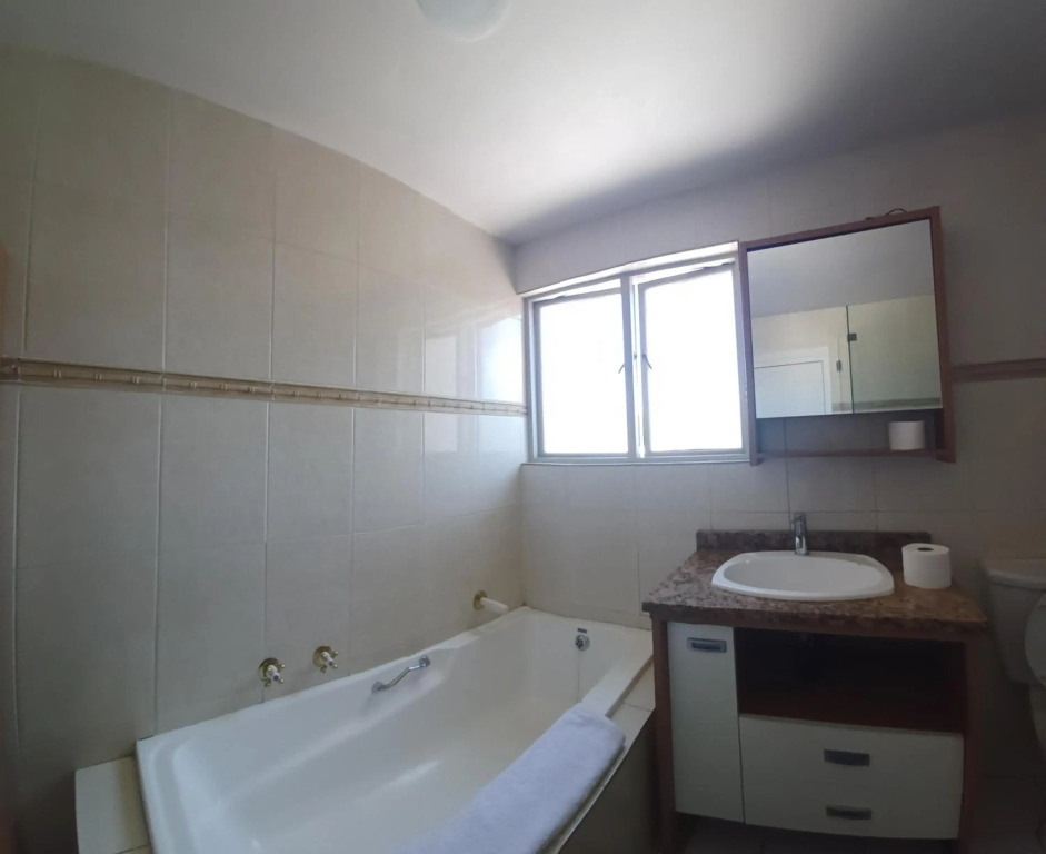 Mount Royal 09 - Large 1 bed with balcony