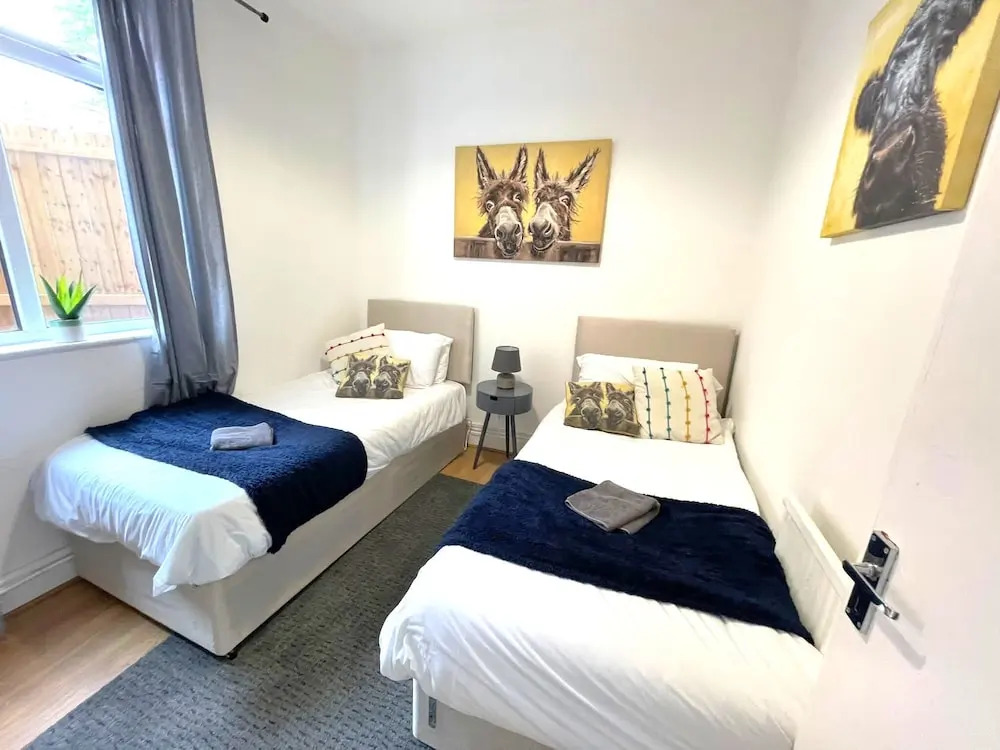 Spacious 2-bed Apartment With Hot tub and Parking