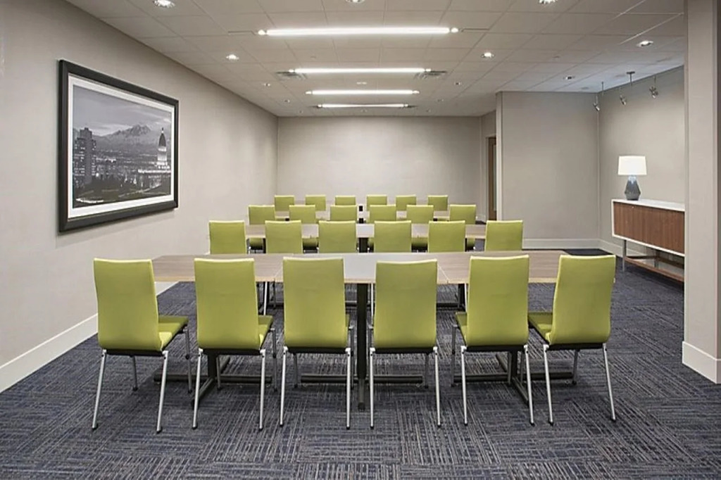 Holiday Inn Express & Suites Kingfisher by IHG