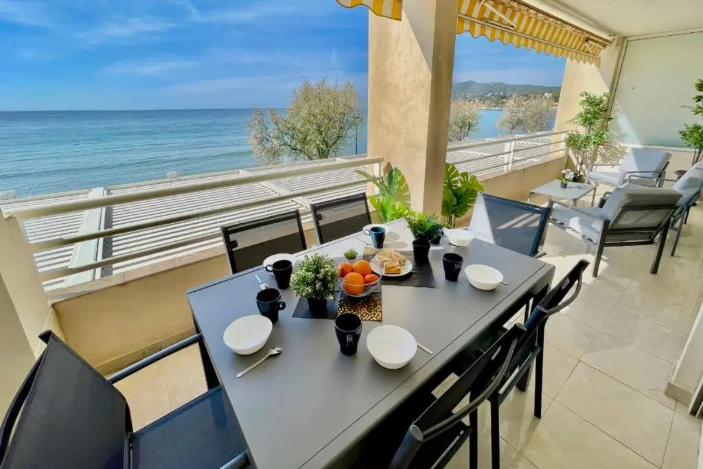 Magnificent 82m With Terrace And In Front Of Sea