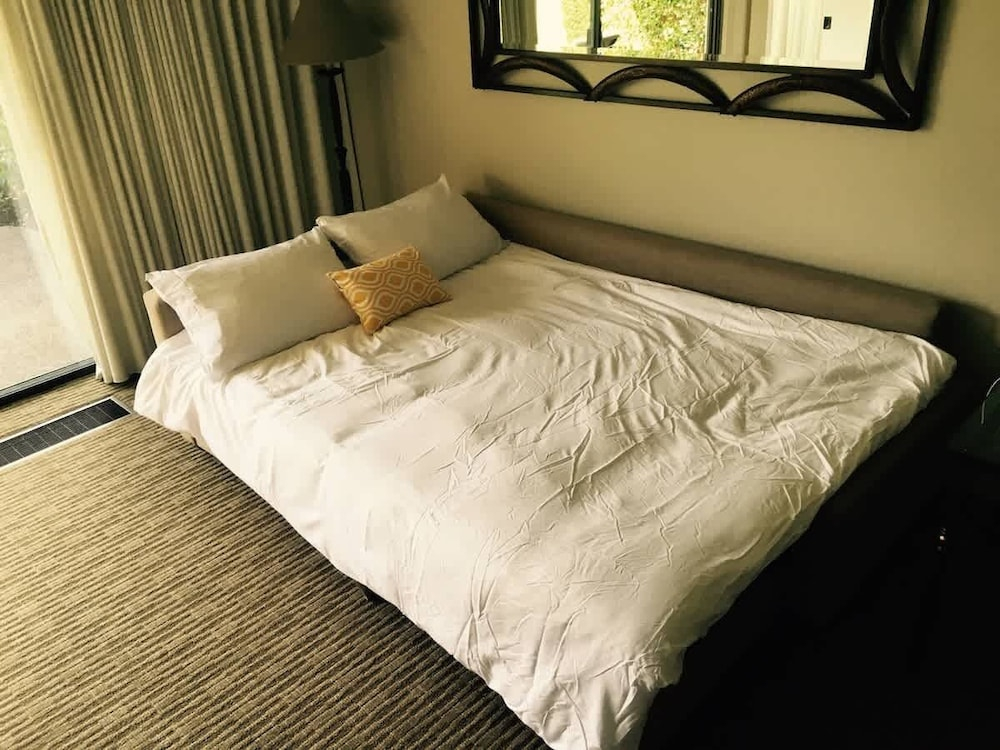 Luxury Napa Getaway Golf Views King Bed