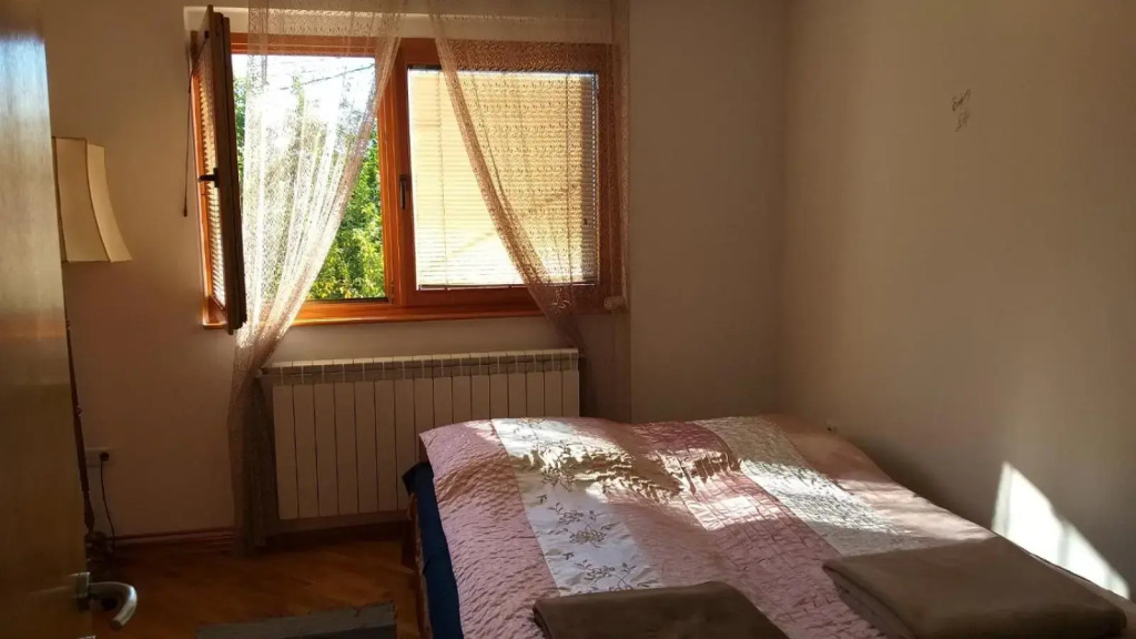 Atraktivni stan sa garažom i internetom