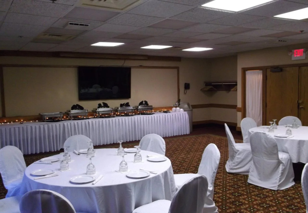 Carlton Lodge Hotel and Suites