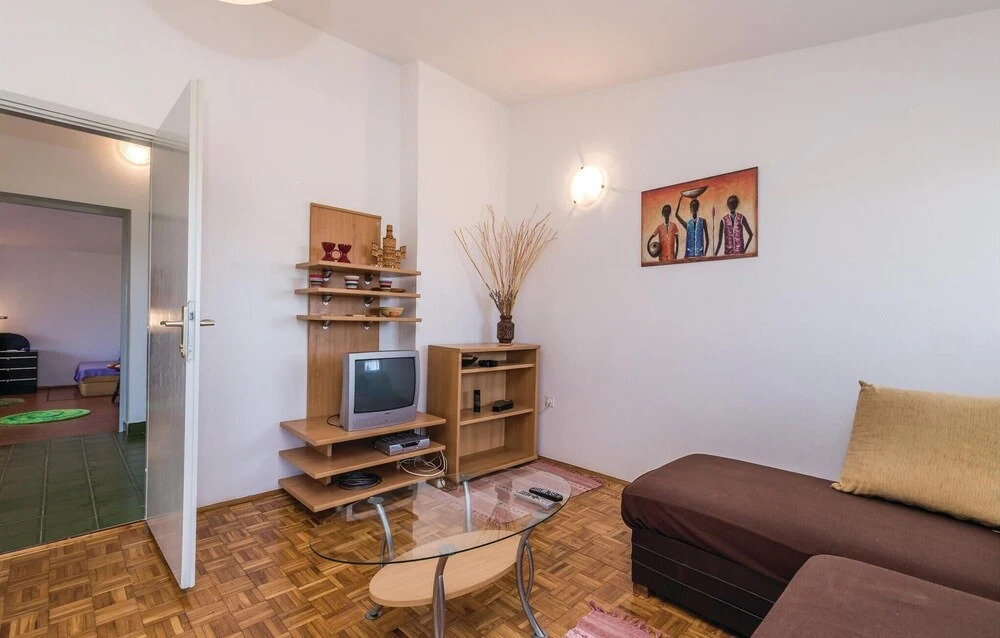 Amazing Home in Mundanije With Wifi and 2 Bedrooms