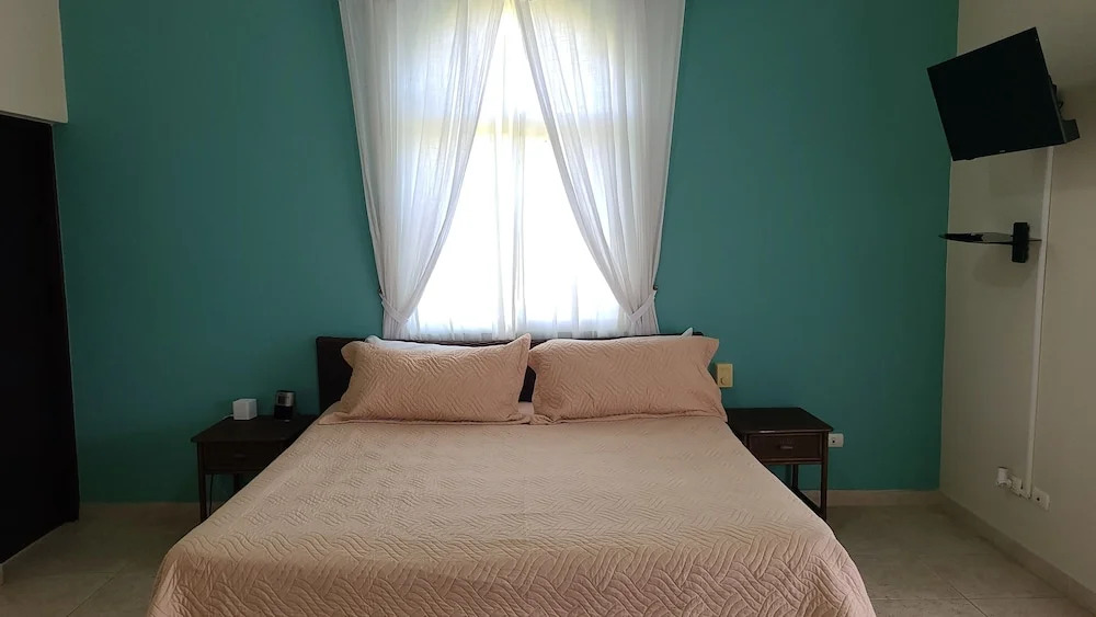Villa Hermosa a Spacious Villa Close to Downtown