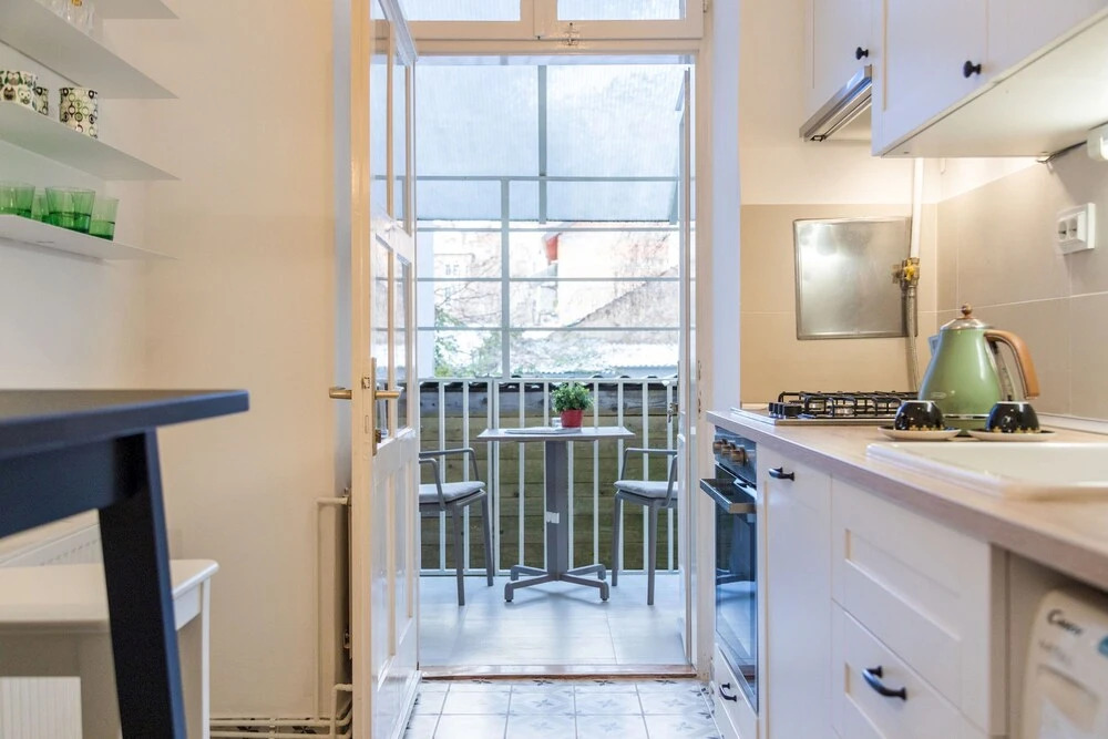 Sunny And Modern Apt In The Center