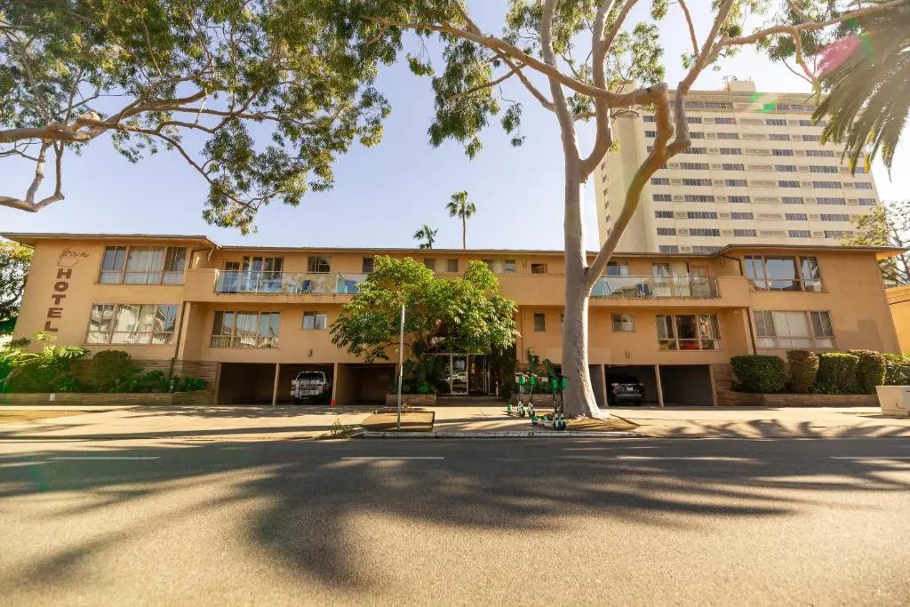 Cal Mar Hotel Suites