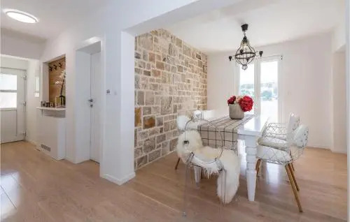 Four-Bedroom Holiday Home in Milna