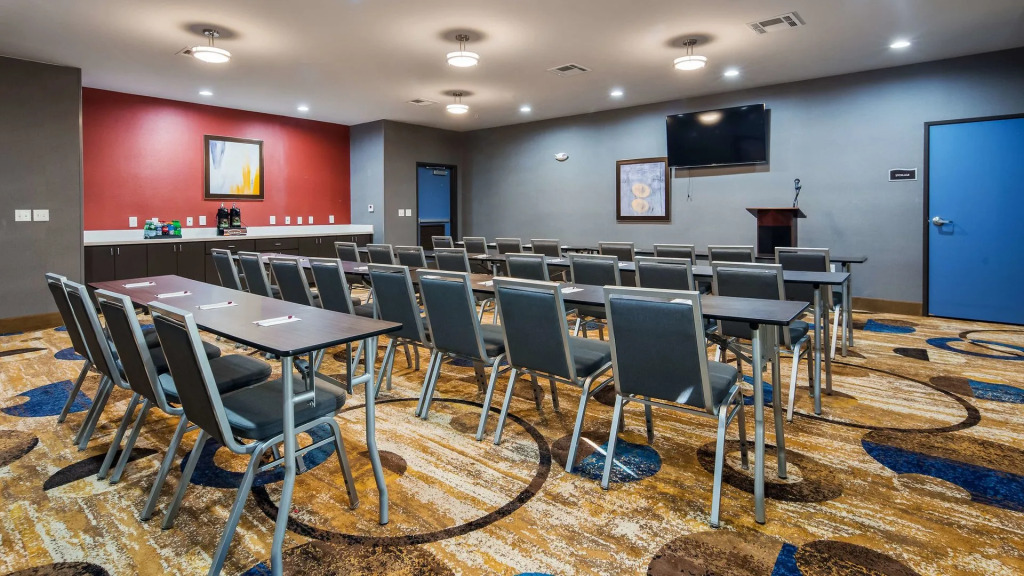 Del-Mar Airport Inn & Suites
