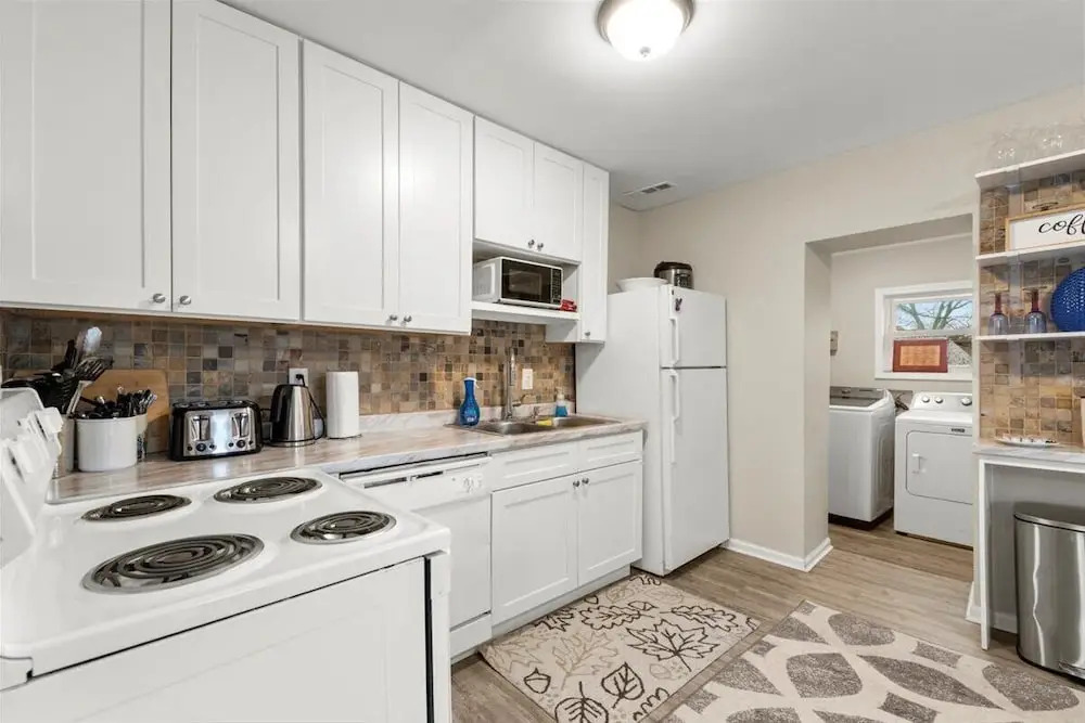 1087 Windsor