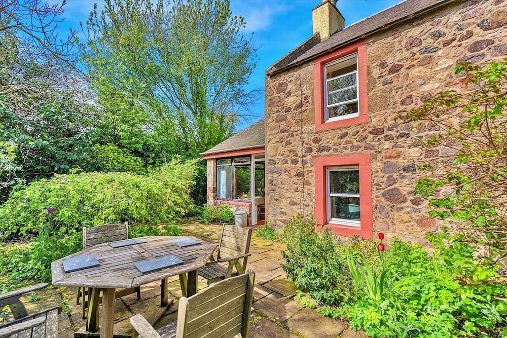 Historical Cottage Near Preston Mill, No Deposit
